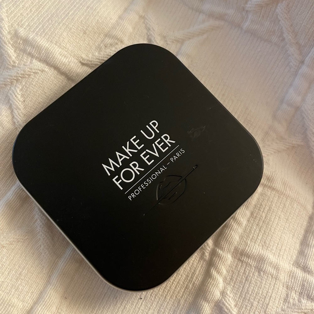 MAKE UP FOR EVER
Ultra HD Microfinishing Pressed Powder